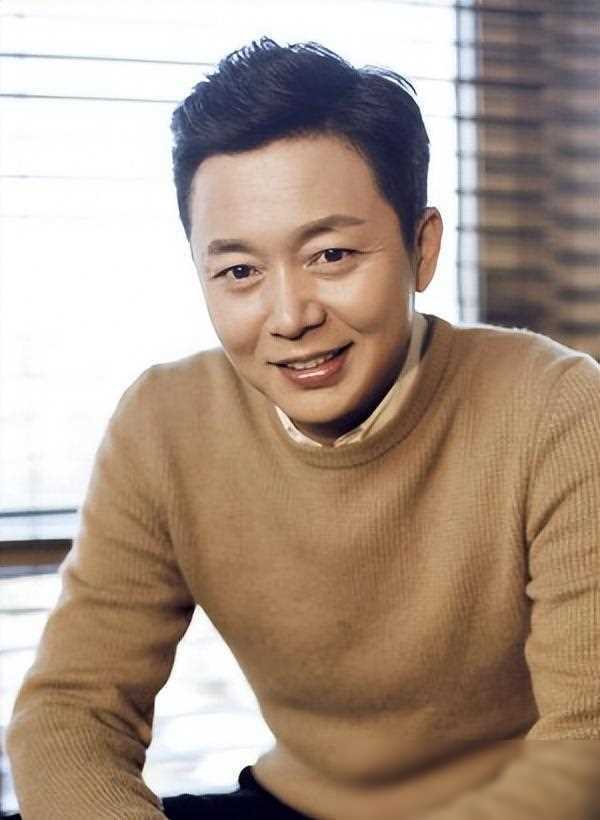 张国柱本来是体育系的学生,但毕业后并没有选择进入娱乐圈,而是留校做