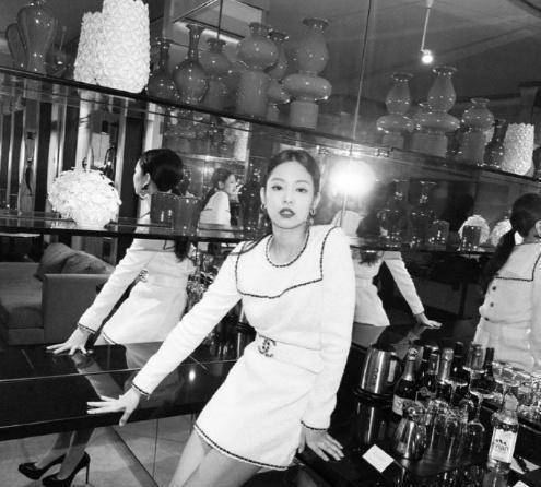 jennie完全是一个独特的存在露脐裙装又被撩到了