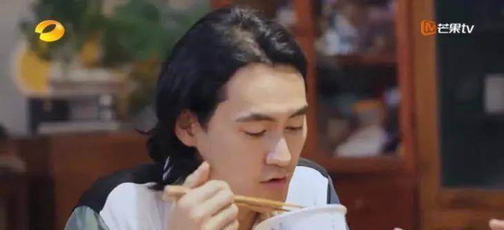 疫情原因,袁弘和她第一次没有回武汉过年.