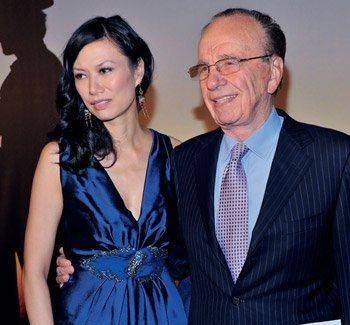 "不小心"把酒撒到富豪身上,后赚80亿_邓文迪_默多克_男友