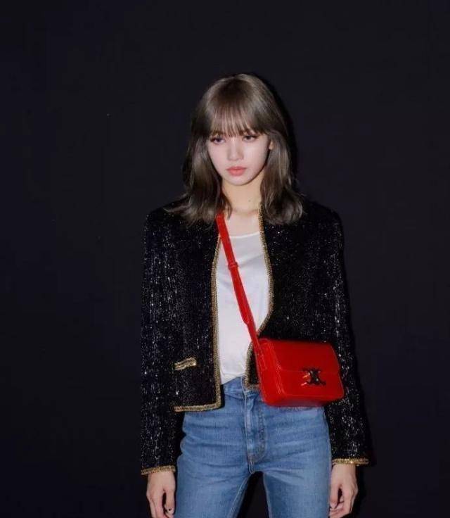 原创lisa再次诠释神仙颜值穿帅气亮片夹克像芭比娃娃身材更绝