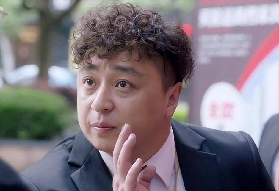 最让人恨到牙根痒痒的角色,是和陈数演对手戏的赵英俊.