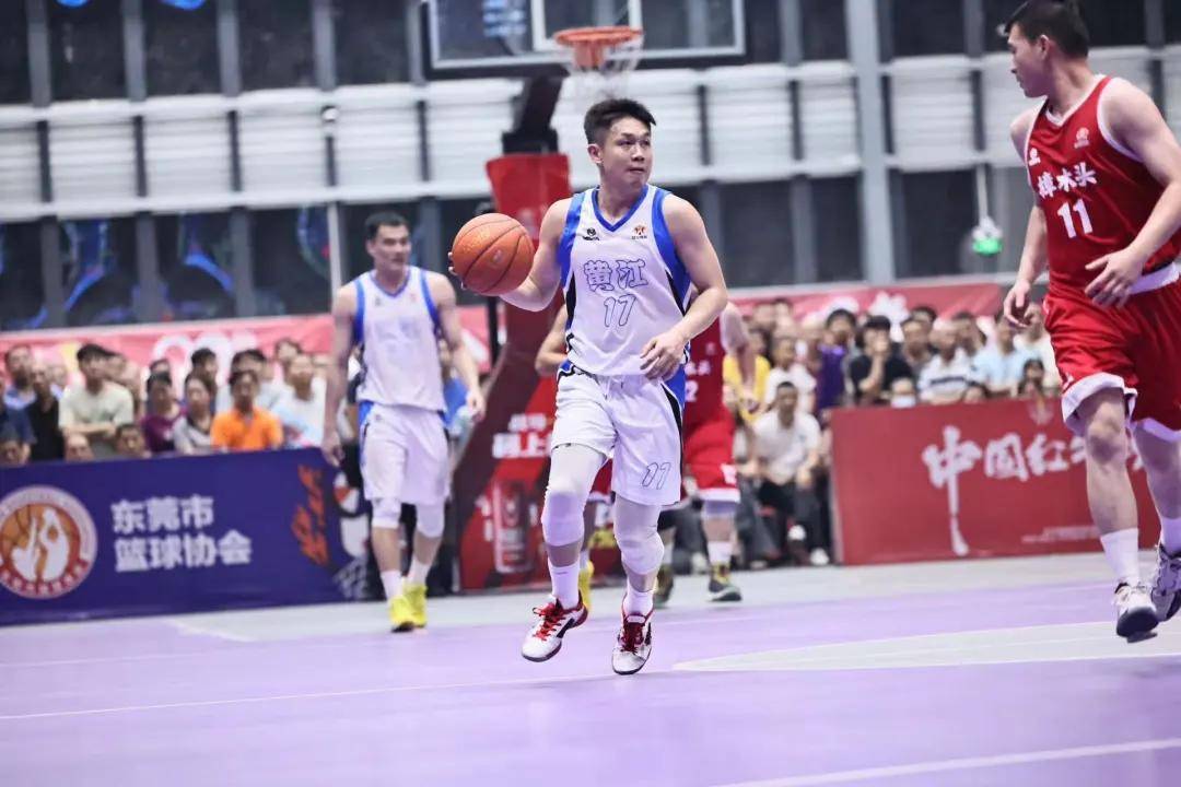 而曾经在南城打出高光表现的老将周雨,则负担起了串联球队以及带领