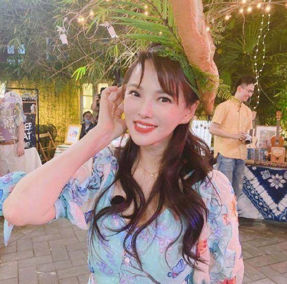 原创原创伊能静摆好姿势让拍镜头扫到黄圣依手机屏幕原谅我笑出猪叫声