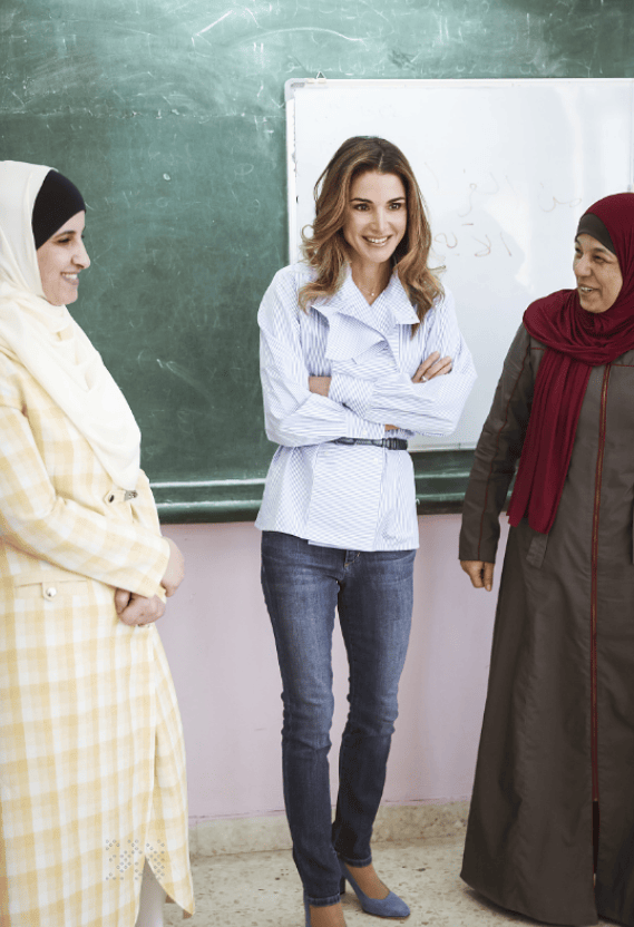 约旦王后越来越年轻!穿红与黑拼色裙出席开斋节,可是抢足了风头