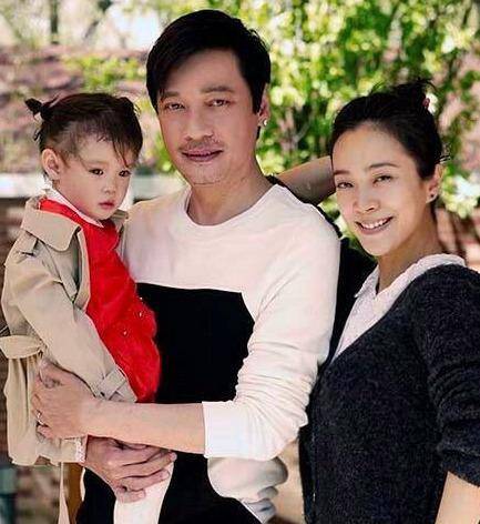 原创罗嘉良弃相伴28年丑妻转身迎娶小12岁娇妻今怎样了