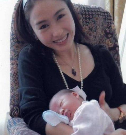 马彦强对黎姿更是疼爱,两年后,黎姿又生了一个女儿,他们一家5口非常