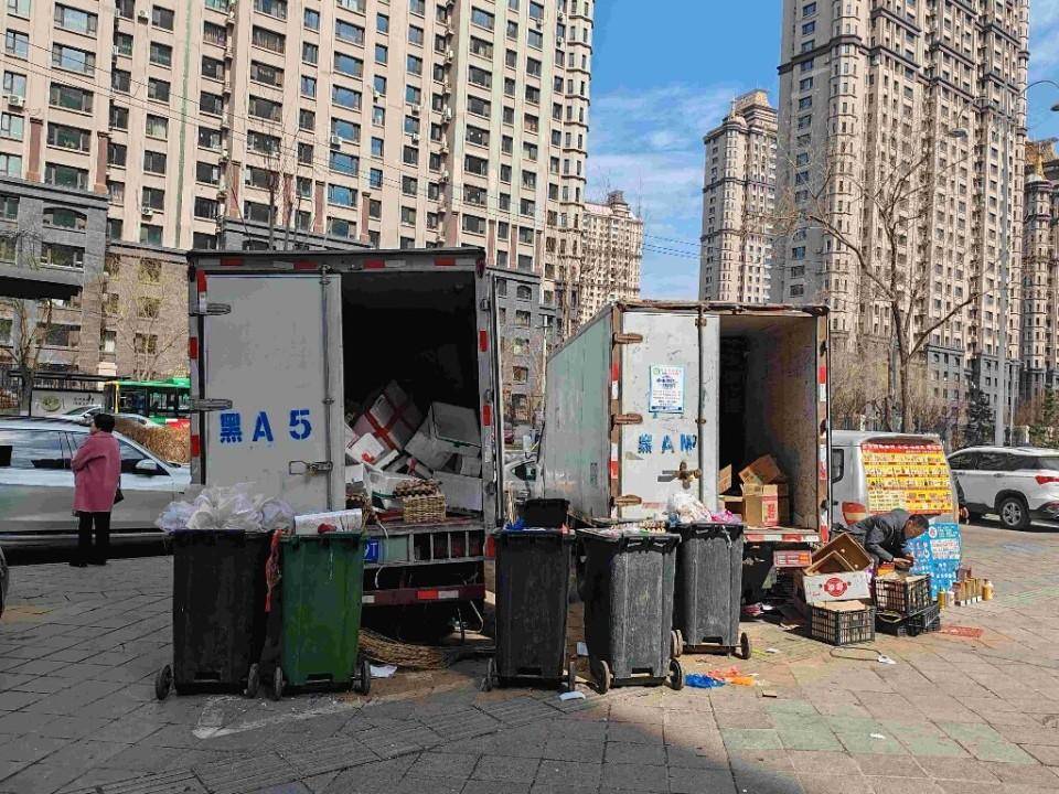 2日中午,记者来到现场看到, 在全盈生鲜门前的车位里停放了两辆白色