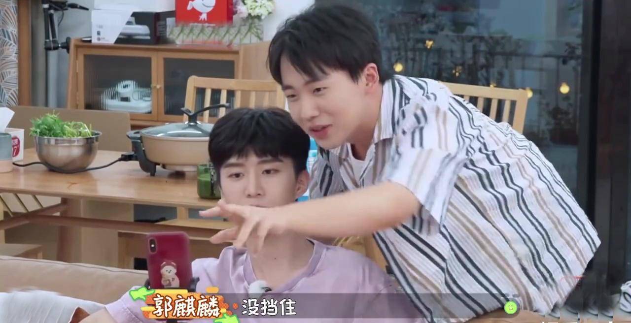 范丞丞郭麒麟与the9等人视频在《青春有你2》播出期间,蔡徐坤曾担任