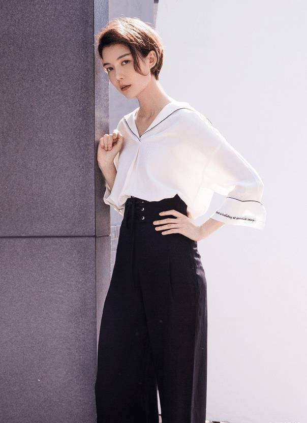 原创车晓瘦成平板人西装配薄纱裙t台走秀身材比例似超模