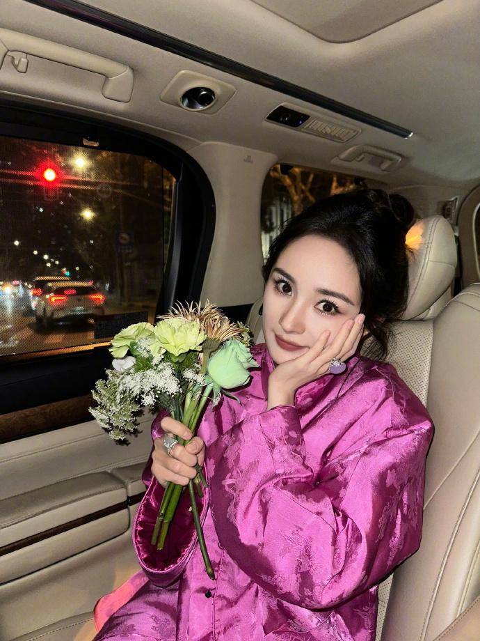 杨幂穿新中式粉色外套显雍容托腮垂眸举花美艳动人