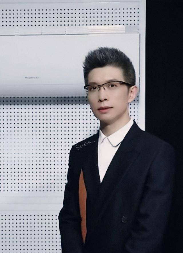 "电视鬼才"朱广权:手语老师的噩梦,众人表示"想给他一巴掌"_李佳琦