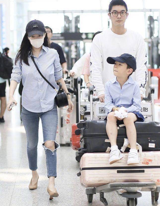 原创杜江夫妇带娃被网友偶遇小女儿穿白色公主裙疑出镜嗯哼长高了