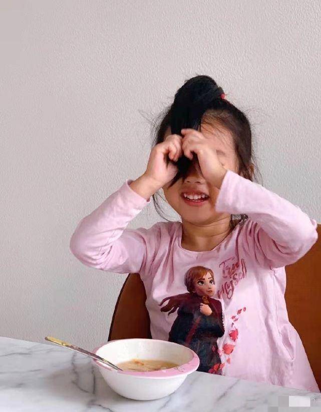 网友敏锐的捕捉到这一点,留言说道:"热搜预热:陈赫首晒大女儿露脸照"