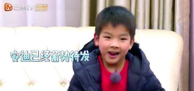 黄圣依和安迪两人在家里抢答游戏,每次安迪都事先将答题的娃娃抢走