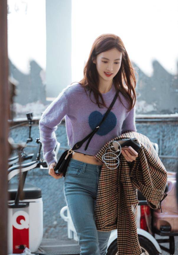 金晨的腰是上帝亲手设计的穿露脐装系腰链腰细得让女生崩溃