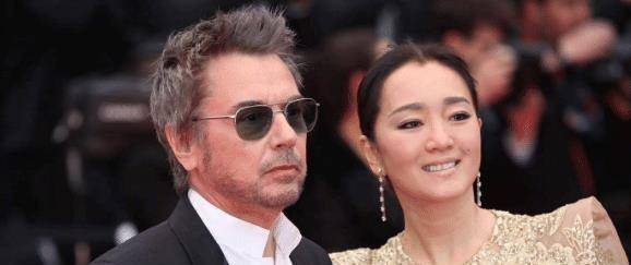 原创54岁巩俐和71岁老公逛街被偶遇素颜状态显老气与之前判若两人