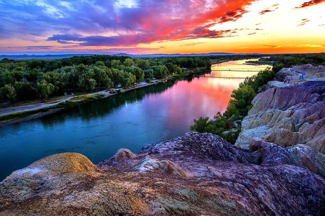 新疆伊犁跟团五日游价格新疆伊犁5日跟团旅游一般多少钱