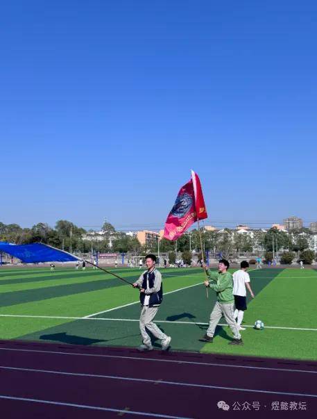 罗江中学初二十班参加学校足球比赛