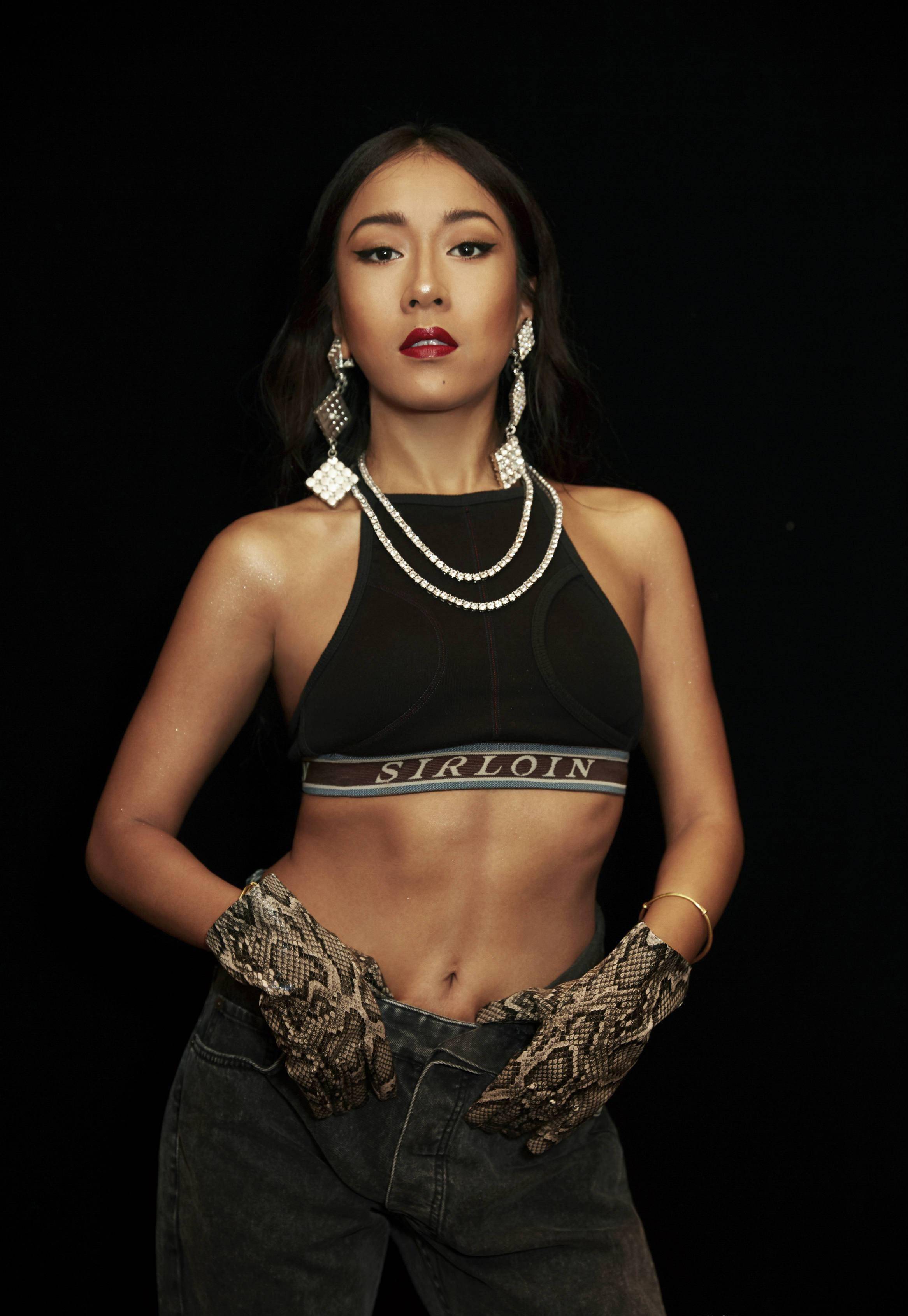 曾卖惨吸金,今又高调炫富,吉克隽逸真把网友当傻子?