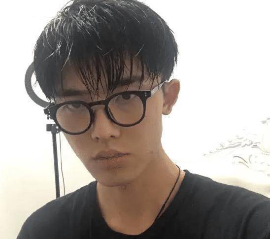 《变形计》时吃胖14斤,如今因撞脸连肖战走红,帅到犯规_刘一鸣_因为