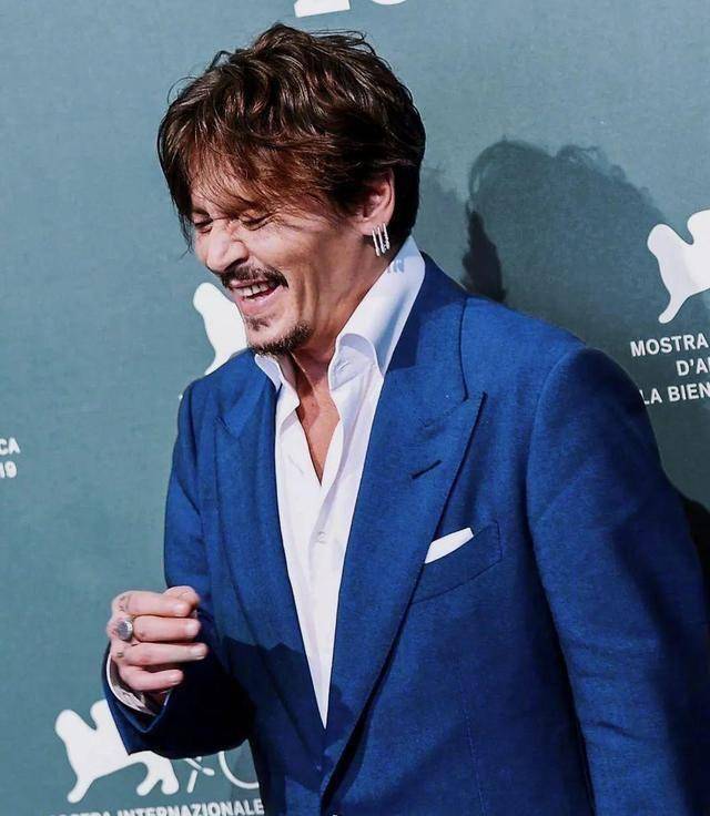 安柏哭诉德普用酒瓶侵犯我她竟是剧组公厕