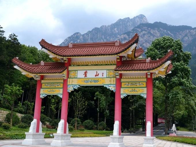 中午乘车前往国家历史文化名城--歙县,游览徽州古城,徽州古城与云南