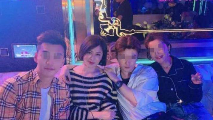60岁富婆关之琳人老心不老:深夜ktv被小鲜肉勾肩搭背!