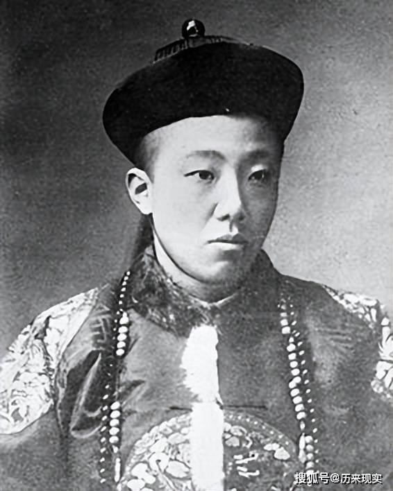 他爷爷是清宣宗爱新觉罗·旻宁(道光帝),他的伯父爱新觉罗·奕詝是