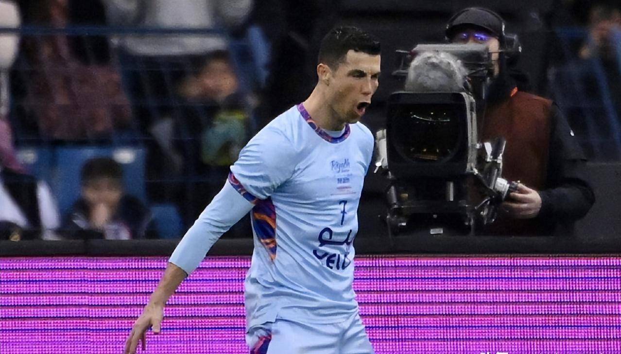 第87分钟,c罗门前抢点头球破门,完成帽子戏法;第67分钟,c罗在混战中