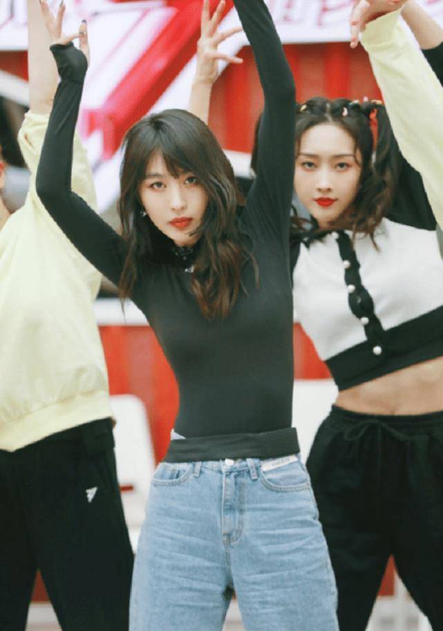 李菲儿为秀身材拼了故意穿黑色无痕衣出镜别说还真挺显瘦