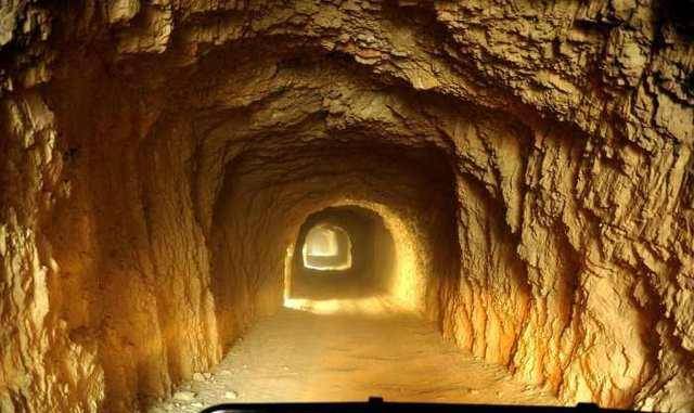 山洞炸出百具尸骨骷颅头从水中蹦出里面金子堆积如山