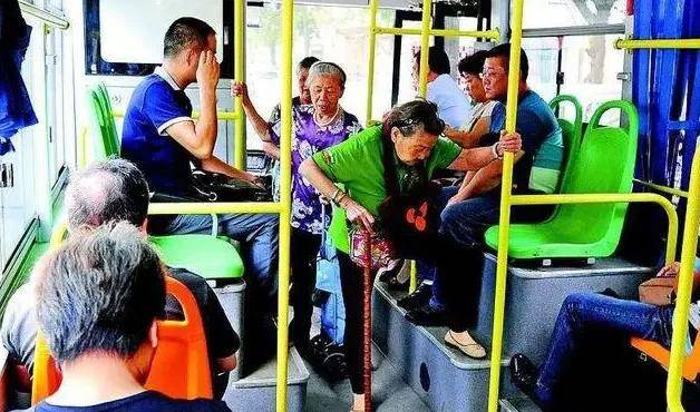 学生不让座的理由是:不舒服,也很累大爷遭拒后,态度变得不好,又仗着