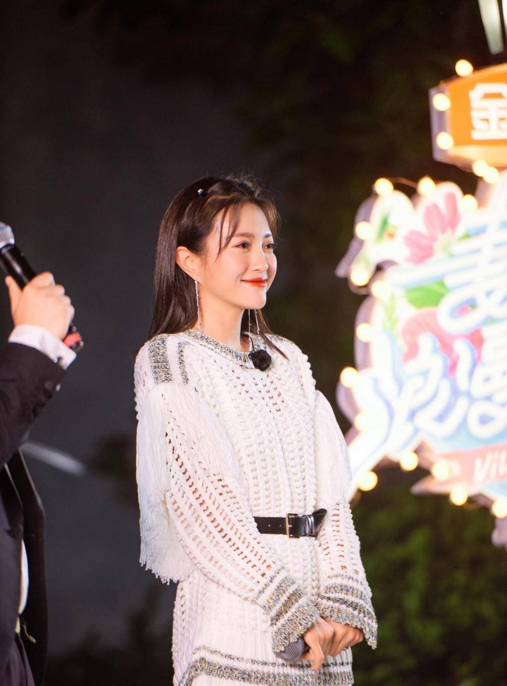 婧被宠成公主,穿毛衣裙清新可爱,下摆流苏却让人想剪一刀_节目_包贝尔