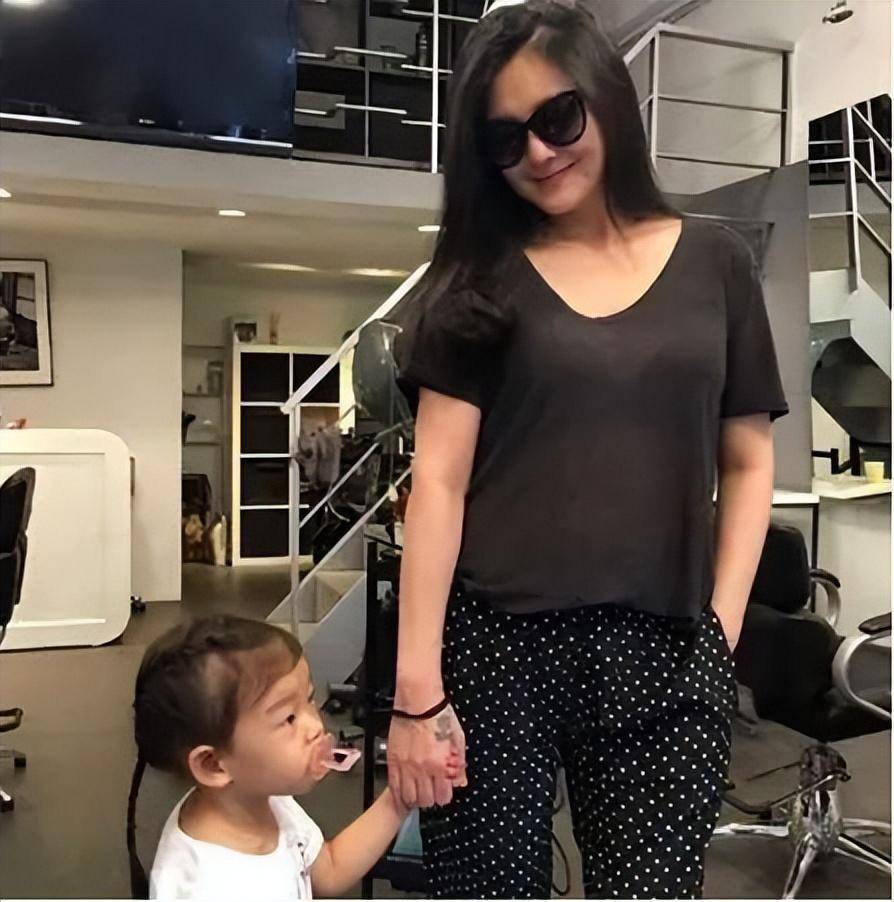 原创惊曝光汪小菲夫人马筱梅正面照身材不输大s