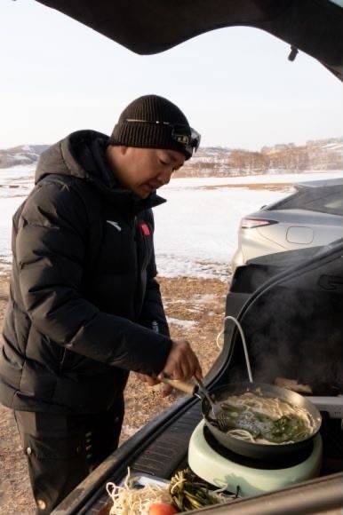 值得一提的是,面对厚重的积雪层,瑶光c-dm的车顶强度也不负众望,以