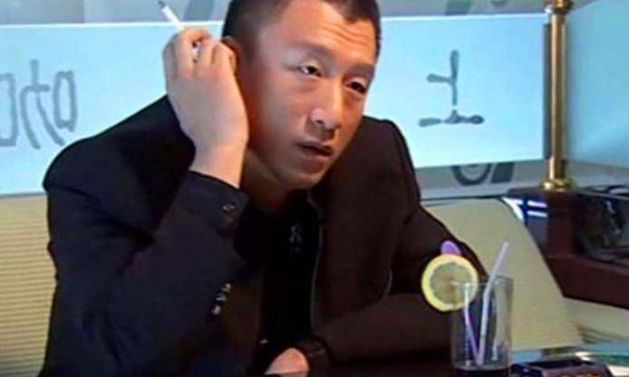 征服中狂妄的刘华强谁也看不起为何给混混周国权面子