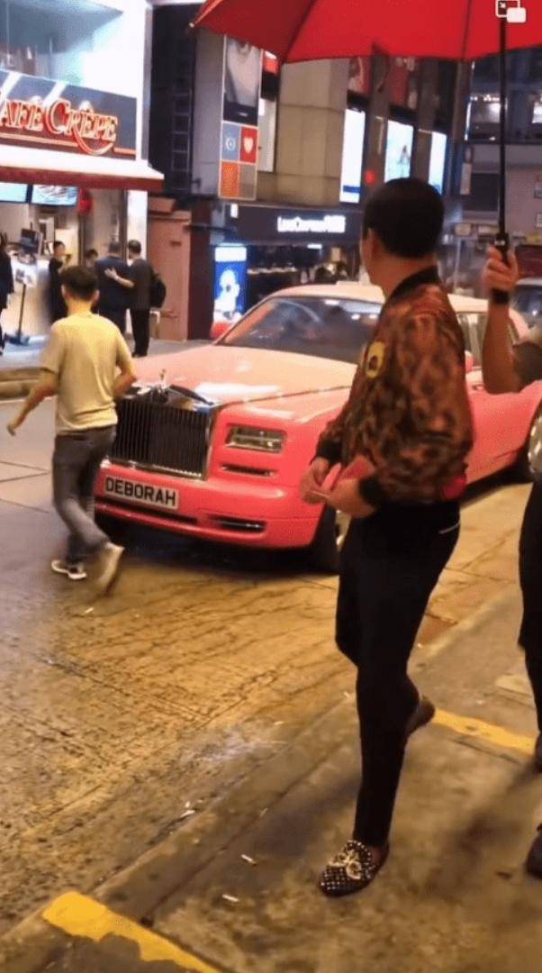 洪永时现身香港,嘴叼烟打扮土豪,乘豪车出巡四处给小费_劳斯莱斯_粉红