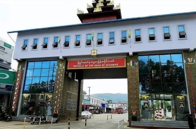 缅甸变天亲美武装拿下中缅口岸中方划定禁区解放军实弹演习