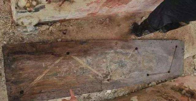 原创尘封多年石棺被挖出打开后流出鲜红液体吓坏考古专家