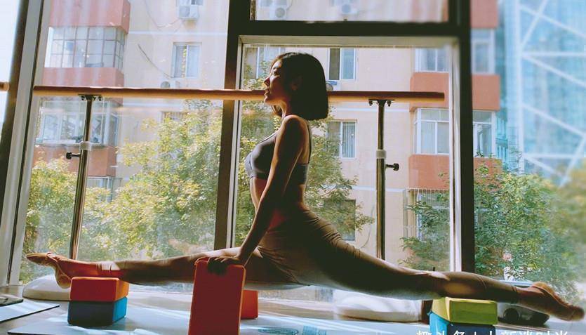 赵奕欢在家真奔放穿露脐装练瑜伽这腰臀比绝了