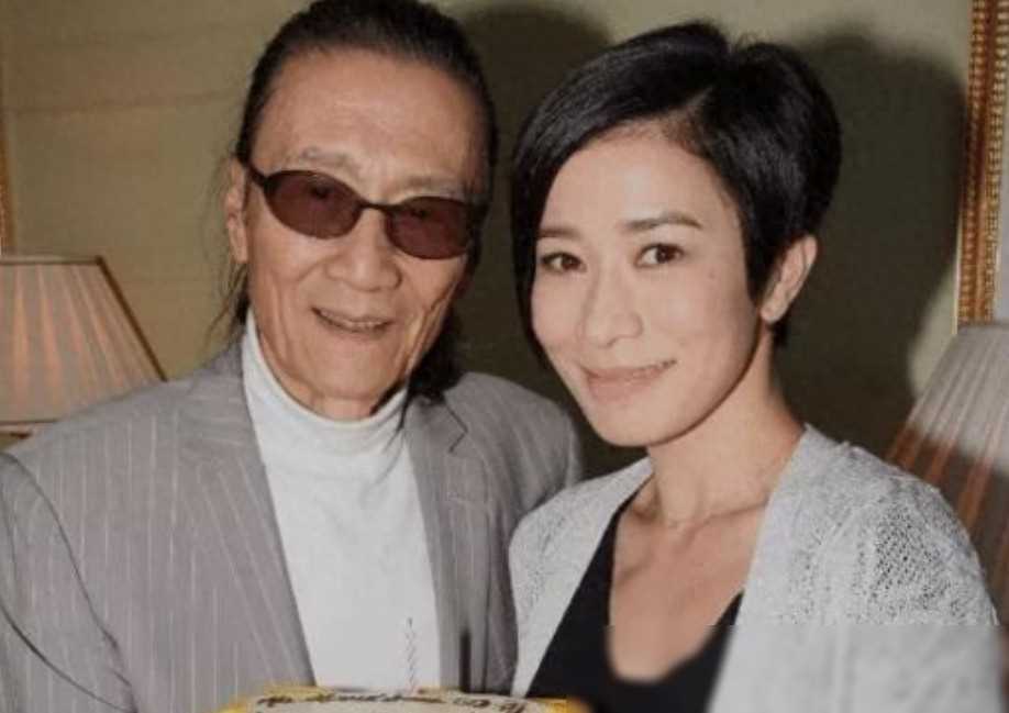 1997年,佘诗曼在瑞士获得了酒店管理学士学位后回到香港.