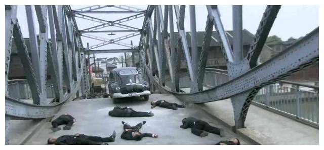 史上最上流的抗日神剧战士们一言不合就走秀名牌首饰应有尽有