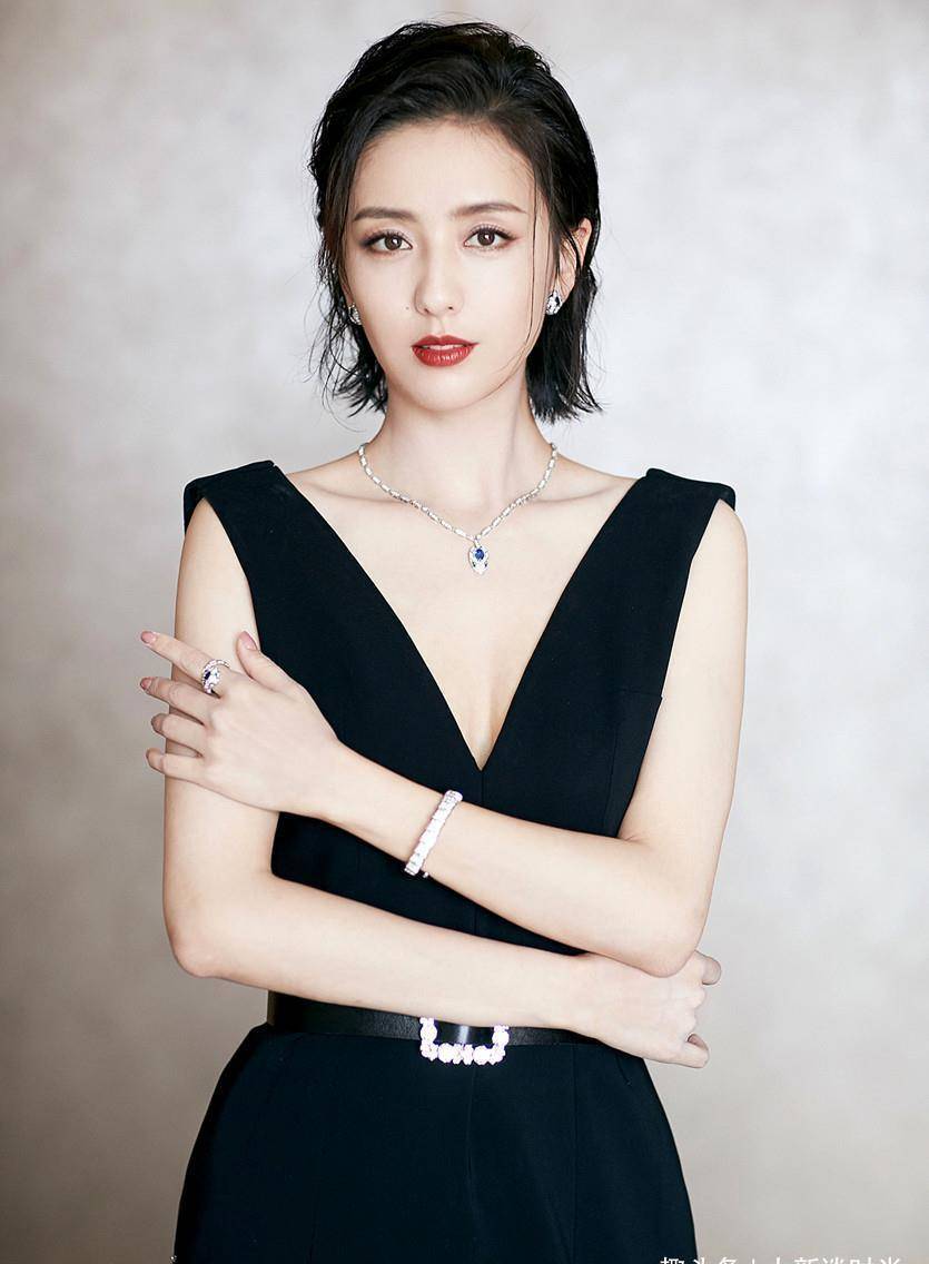 佟丽娅也变得这么奔放了?时尚裙勒得这么紧还要穿,身材比例绝了