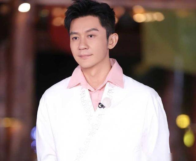 原创42岁李晨上海低调遛娃简易婴儿车显朴实女儿清秀似父