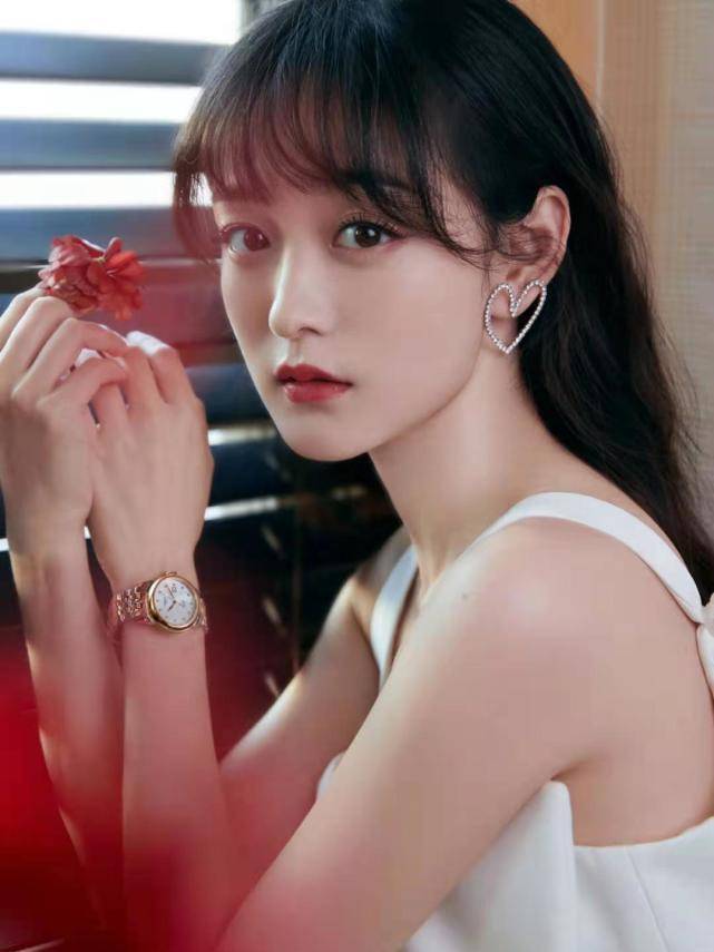 原创何泓姗晒与妈妈合照称要一起参加节目两人鼻子眼睛一模一样像姐妹