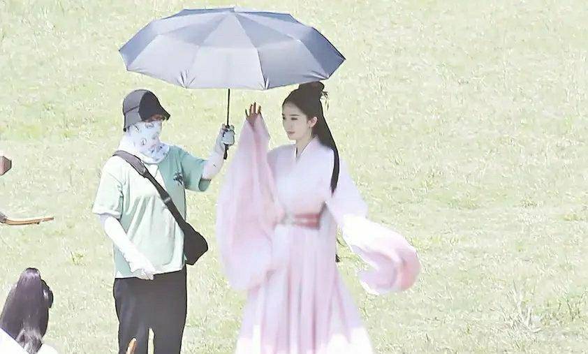 于前期武打戏的阶段,这一次的杨幂终于脱下了男装的装扮,换上了女装