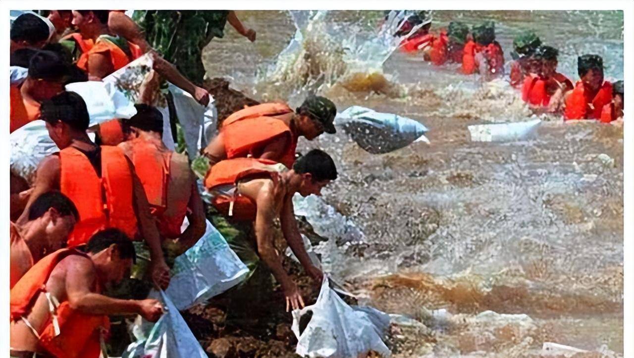 原创1998年洪水九江决堤战士以身抗洪老百姓哭喊求你们不要跳了