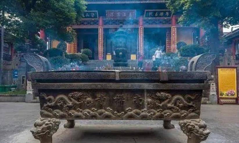 原创福建一和尚敛财千万白天诵经晚上哄骗尼姑香客他又色又贪