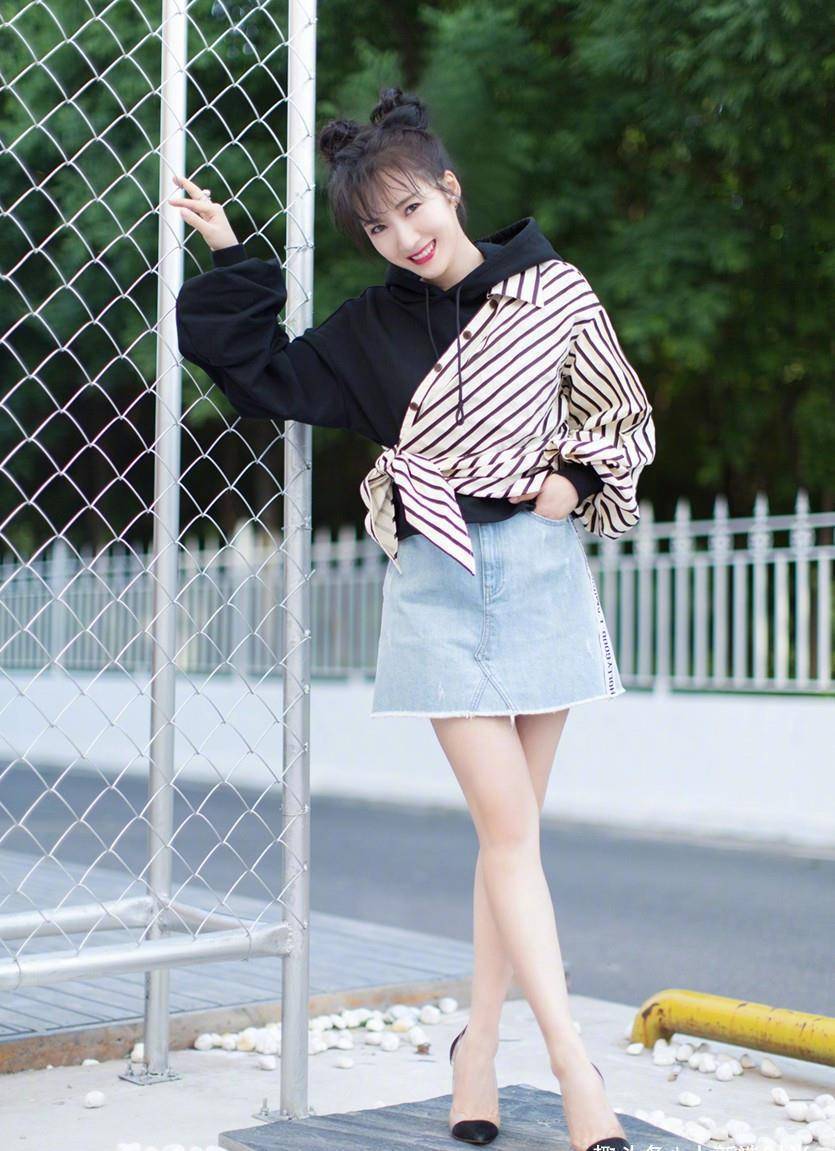 原来李念如此时尚,穿豹纹吊带秀宠儿身材,与老外合影好自信